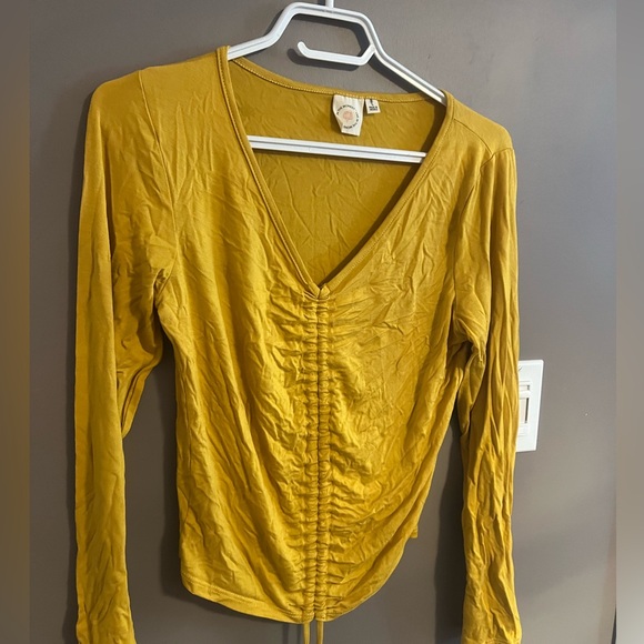 Live in the Moment front scrunch top - Picture 3 of 5